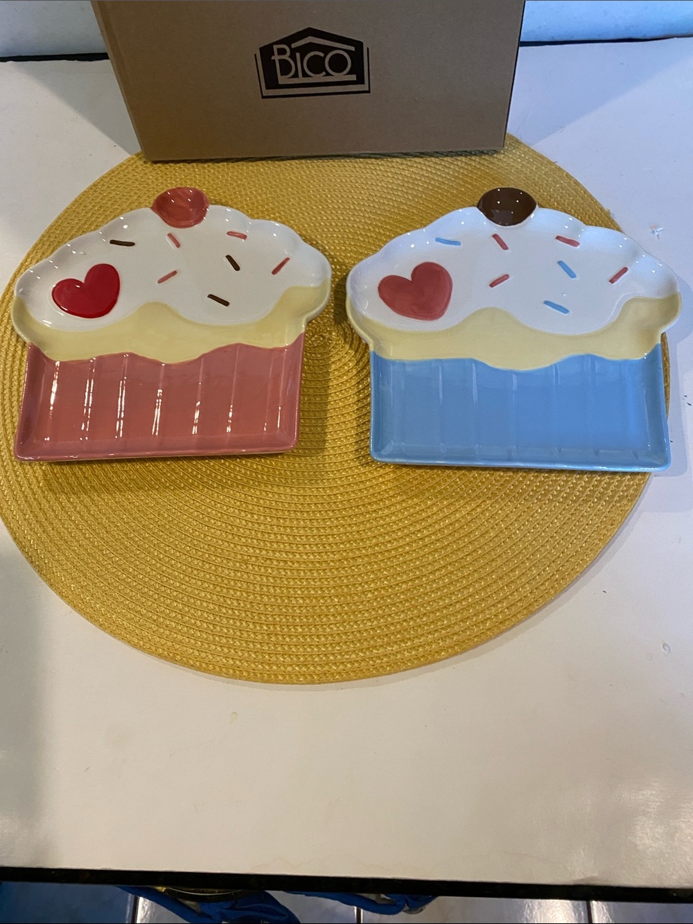 NIB Set of 2 Cupcake-Shaped Snack Plates